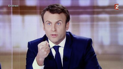 Emmanuel Macron prend la parole pendant le débat d'entre-deux-tours, le 3 mai 2017, face à Marine Le Pen.&nbsp; (MAXPPP)