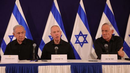 Le Premier ministre israélien Benjamin Netanyahu (à gauche), le ministre de la défense Yoav Gallant (au centre) et le ministre du gouvernement d'urgence Benny Gantz (à droite) lors d'une conférence de presse à Tel Aviv en Israël le 28 octobre 2023. (ABIR SULTAN / POOL)