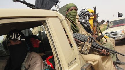 Des membres du mouvement islamiste Ansar Dine, le 7 ao&ucirc;t 2012 &agrave; l'a&eacute;roport de Kidal, dans le nord du Mali. (ROMARIC HIEN / AFP)