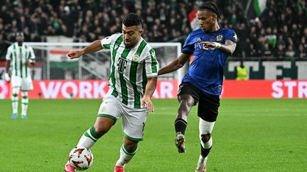 Mohammed Abu Fani (Ferencváros) face à Hitcham Boudaoui (Nice), en Ligue Europa, le 24 octobre 2024, à Budapest. (ATTILA KISBENEDEK / AFP)