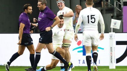 L'Anglais Jonny May célèbre l'un de ses deux essais en première période, samedi 19 octobre à Oita (Japon), lors du quart de finale contre l'Australie. (DAISUKE URAKAMI / YOMIURI)