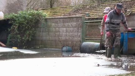 La décrue s'amorce enfin à Appilly, dans l'Oise. Les habitants évacués commencent à regagner leur domicile pour nettoyer. Les routes et les habitations étaient inondées depuis deux semaines.&nbsp; (France 3)