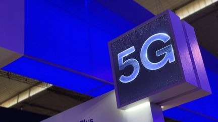 Signalétique 5G sur un stand au salon Mobile World Congress de Barcelone (télécom) en février 2019. (JÉRÔME COLOMBAIN / FRANCE-INFO)