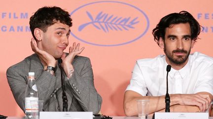 &nbsp;Xavier Dolan fait le show durant la conférence de presse du film Matthias et Maxime.&nbsp;Il est&nbsp;accompagné de l'acteur canadien&nbsp;Gabriel D'Almeida Freitas. (LAURENT EMMANUEL / AFP)