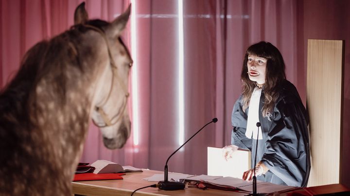 La pièce "Léviathan" de Lorraine de Sagazan met en scène la justice en comparution immédiate. (SIMON GOSSELIN)