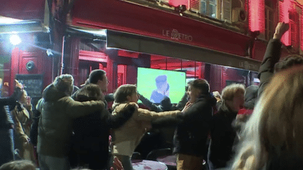 Le quart de finale entre la France et l'Angleterre a été suivi, partout en France, en famille ou entre amis, samedi 10 décembre. (FRANCE 2)