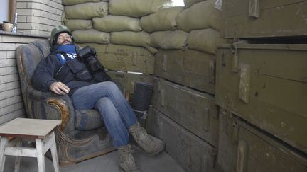 Le photographe ukrainien&nbsp;Serhiy Nikola&iuml;ev, le 28 f&eacute;vrier 2015 &agrave; Pesky (Ukraine), quelques heures avant que le jounaliste ne soit tu&eacute; lors d'un tir d'artillerie. (  REUTERS)