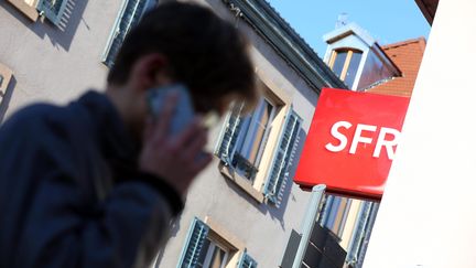 Un homme passe un appel téléphonique, le 7 mars 2018, à Montbéliard (Franche-Comté). (MAXPPP)