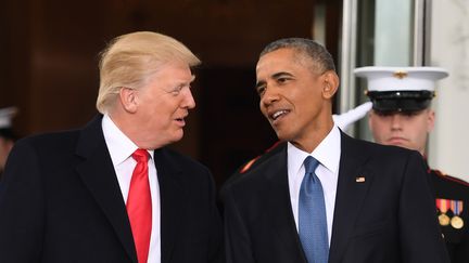 Donald Trump (gauche) est accueilli par Barack Obama à la Maison blanche, à Washington (Etats-Unis), le 20 janvier 2017. (JIM WATSON / AFP)