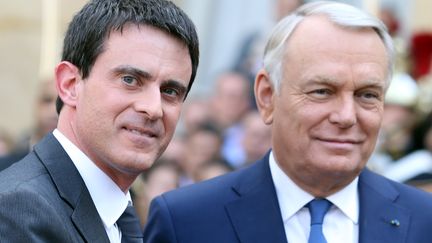 Manuel Valls (&agrave; gauche) lors de la passation de pouvoir avec Jean-Marc Ayrault, &agrave; Matignon, &agrave; Paris, le 1er avril 2014. (KENZO TRIBOUILLARD / AFP)