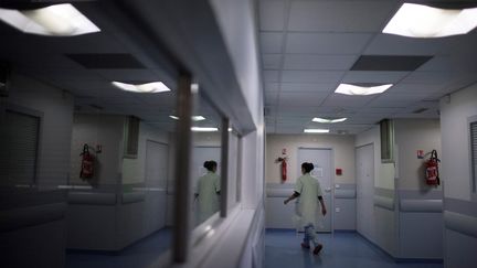 Une soignante travaille au service des urgences de l'hôpital Saint Camille à Bry-sur-Marne (Val-de-Marne), le 21 janvier 2022. (JULIEN DE ROSA / AFP)