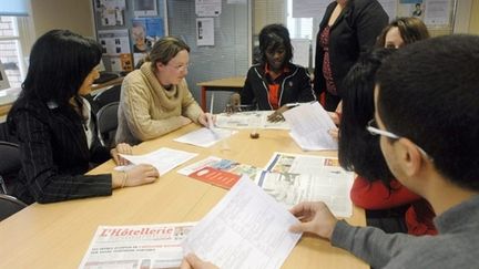 Des jeunes demandeurs d'emploi dans une Mission locale à Dreux, le 18 janvier 2008. (AFP - Alain Jocard)