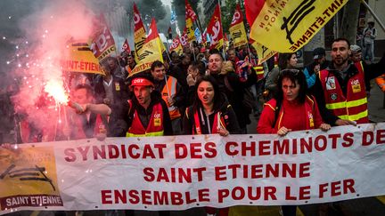 Des cheminots manifestent contre la réforme de la SNCF, le 3 mai 2018 à Lyon (Rhône). (NICOLAS LIPONNE / NURPHOTO / AFP)