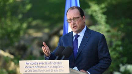 François Hollande &nbsp;lors d'un point de presse à La Celle Saint Cloud (Yvelines), le 25 août 2016 (STEPHANE DE SAKUTIN / AFP)