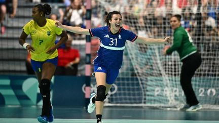 Joie de la Française Lucie Garnier lors du match de poule de handball aux Jeux Olympiques de Paris 2024 entre la France et le Brésil, marqué par la victoire des Bleues (26-20). (ARIS MESSINIS / AFP)