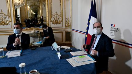 Le ministre français de l'Intérieur, Gérald Darmanin, et le Premier ministre français, Jean Castex, participent à une réunion à l'hôtel de Matignon à Paris, le 11 janvier 2022. (STEPHANE DE SAKUTIN / AFP)