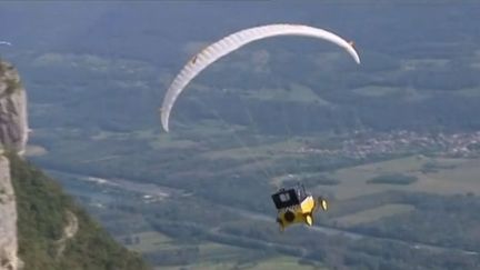 Un parapentiste d&eacute;guis&eacute; en Gaston Lagaffe s'envole, lors de&nbsp;la 40e &eacute;dition de la Coupe Icare, &agrave;&nbsp;Saint-Hilaire-du-Touvet (Is&egrave;re). (FRANCE 3 ALPES / FRANCETV INFO)