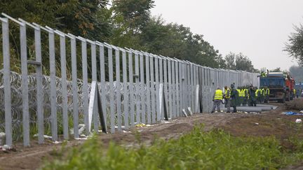 Les d&eacute;tenus finissent la cl&ocirc;ture le long de la fronti&egrave;re hongroise avec la Serbie, pr&egrave;s de&nbsp;Roszke (Hongrie), le 10 septembre 2015. (LASZLO BALOGH / REUTERS)