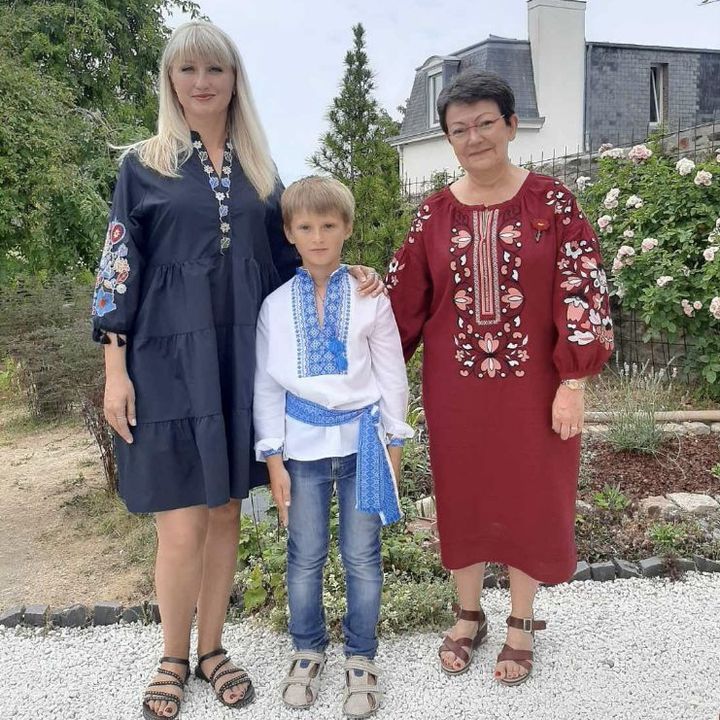 Lilyia Petrychenko (à gauche), son fils Denys, et madame Glevarek, qui les accueille à Granville (Manche), le 2 août 2022. (LILYIA PETRYCHENKO)