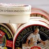 Des boîtes de camembert de Normandie portant la mention "appellation d'origine contrôlée" (AOC), équivalent français de l'AOP européenne, le 20 mars 2012 dans un supermarché de Caen (Calvados). (CHARLY TRIBALLEAU / AFP)