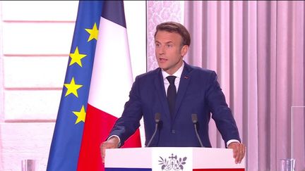 Emmanuel Macron lors de la&nbsp;cérémonie d'investiture pour son second mandat de président, le 7 mai 2022. (CAPTURE ECRAN / FRANCEINFO)