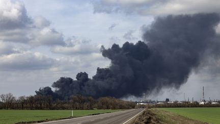 De la fumée se dégage de l'incendie à la raffinerie de&nbsp;Lyssytchansk, dans&nbsp;la région de Louhansk (Ukraine), le 16 avril 2022. (RONALDO SCHEMIDT / AFP)