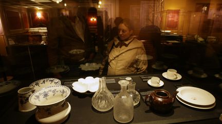 Des objets&nbsp;r&eacute;cup&eacute;r&eacute;s dans l'&eacute;pave du "Titanic" expos&eacute;s &agrave; Madrid (Espagne) en novembre 2008. (ANDREA COMAS / REUTERS)