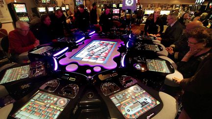 Des personnes jouent dans le casino La Siesta d'Antibes, le 16 avril 2011. (CYRIL DODERGNY /&nbsp;PHOTOPQR / NICE MATIN / MAXPPP)