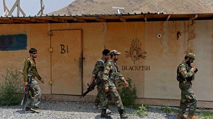 Des soldats de l'armée nationale afghane (ANA) marchent dans une base militaire américaine, qui a récemment été remise aux forces afghanes dans la province de Nangarhar. (NOORULLAH SHIRZADA / AFP)