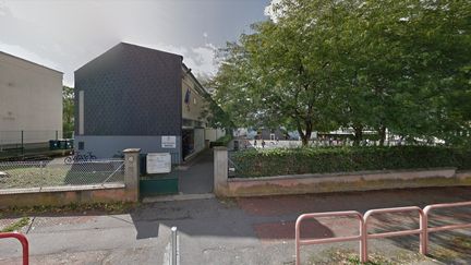 L'entrée de l'école&nbsp;élémentaire Buffon, à Châteauroux (Indre). (GOOGLE STREET VIEW / FRANCEINFO)