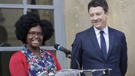 La nouvelle porte-parole du gouvernement Sibeth Ndiaye, et son prédécesseur Benjamin Griveaux, lors de la passation de pouvoirs, le 1er avril 2019. (THOMAS SAMSON / AFP)