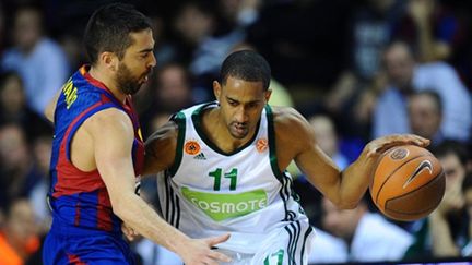 Juan Carlos Navarro (Barcelone) défend sur Drew Nicholas (Panathinaïkos) (LLUIS GENE / AFP)