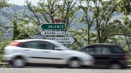 Des voitures circulent sur la route nationale N7 entre Gervans et Valence. Photo d'illustration. (JEAN-PHILIPPE KSIAZEK / AFP)