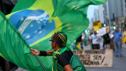 Brésil : des manifestants bloquent des grandes artères de grandes villes contre la destitution de Dilma Rousseff