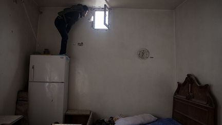 Un homme surveille le mouvement des forces armées.
 
 (AFP PHOTO / FABIO BUCCIARELLI)