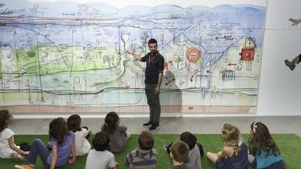 Les animateurs de la biennale inviitent les enfants à participer aux ateliers du bac à Sucre. Partir à la découverte des œuvres de la Sucrière et et observer comment les artistes jouent avec les formes, les matières, les couleurs, le son, l’espace
 (BAC 2013)