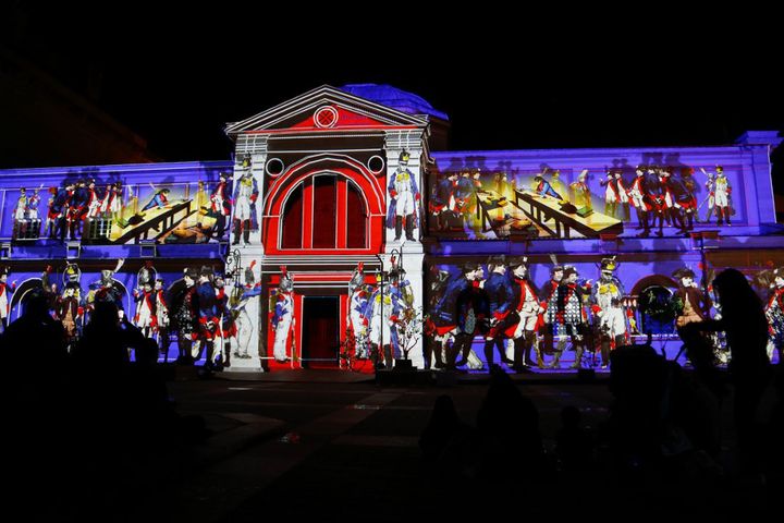 La façade de la chapelle impériale d'Ajaccio animée de projections lumineuses consacrées à Napoléons dans le cadre de la première édition du festival&nbsp;"Lume, histoires lumineuses"&nbsp; baptisée&nbsp;"1769, Naître à Ajaccio". (PASCAL POCHARD-CASABIANCA / AFP)