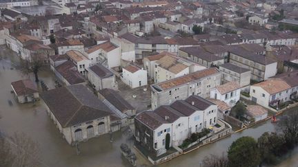 Vue aérienne de Saintes (Charente-Maritime), le 6 février 2021. (MEHDI FEDOUACH / AFP)