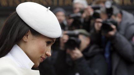 Meghan Markle, le 12 mars 2018, à la sortie de la messe donnée à l'abbaye de Westminster en l'honneur de la Journée du Commonwealth, à Londres. (KIRSTY WIGGLESWORTH / POOL)