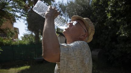 Un habitant du département du Var, classé en vigilance orange canicule, tente de se rafraîchir à Hyères, le 18 juillet 2023. (MAGALI COHEN / HANS LUCAS / AFP)