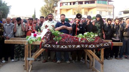 Des rebelles syriens enterrent l'un des leurs &agrave; Qusayr, le 14 mai 2012. (AFP / SHAAM NEWS NETWORK)