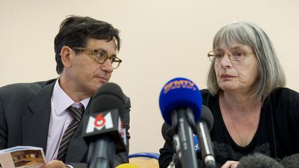 Didier Seban, avocat de l'association&nbsp;Christelle en compagnie de&nbsp;Marie-Rose Bletry, la m&egrave;re de Chistelle &agrave;&nbsp;Blanzy (Saone-et-Loire), le 12 septembre&nbsp;2014. (THIERRY ZOCCOLAN / AFP)