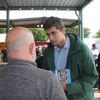 Guilhem Carayon, candidat LR/RN sur la 3e circonscription du Tarn, en campagne sur le marché d'Aussillon, le 20 juin 2024. (CLEMENT PARROT / FRANCEINFO)