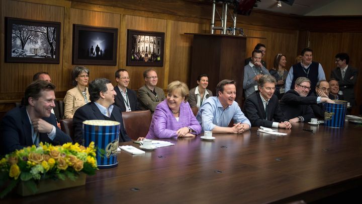 L'ambiance au sommet du G8 devant la finale de la Ligue des Champions, entre David Cameron et Angela Merkel. (GUIDO BERGMANN / BUNDESREGIERUNG)