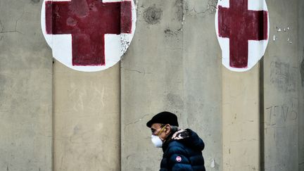 Un homme portant un masque devant l'hôpital Molinette à Turin (Italie), le 9 mars 2020.&nbsp; (MARCO BERTORELLO / AFP)