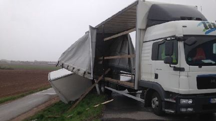 Un camion s'est mis en travers de l'autoroute A35 en raison du vent, le 31 mars 2013, pr&egrave;s de&nbsp;Gu&eacute;mar (Haut-Rhin). (FRANCE 3 ALSACE / FRANCETV INFO)