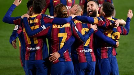 Les joueurs du FC Barcelone qualifiés pour la finale de la Coupe du roi après leur victoire 3-0 face au FC Séville, le 3 mars 2021. (JOSEP LAGO / AFP)