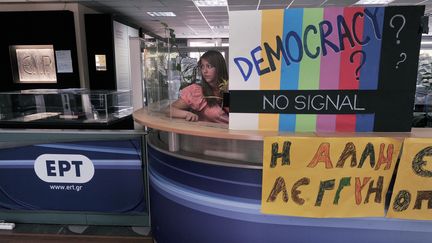 Une employ&eacute;e de la radio-t&eacute;l&eacute;vision publique grecque, le 14 juin 2013 &agrave; Ath&egrave;nes (Gr&egrave;ce). (LOUISA GOULIAMAKI / AFP)