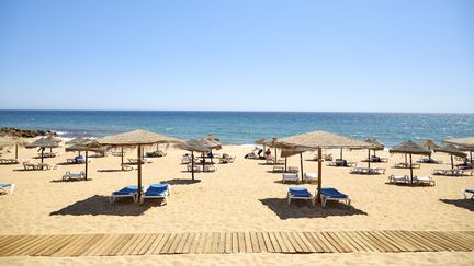 La plage de Quarteira (Portugal), le 29 juin 2021.&nbsp; (VASCO CELIO / DPA / AFP)