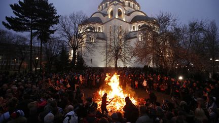 Des fid&egrave;les br&ucirc;lent des branches de ch&ecirc;ne &agrave; l'occasion de la c&eacute;r&eacute;monie du cacho fio pour f&ecirc;ter le No&euml;l orthodoxe &agrave; Belgrade (Serbie), le 6 janvier 2014. (MARKO DJURICA / REUTERS)